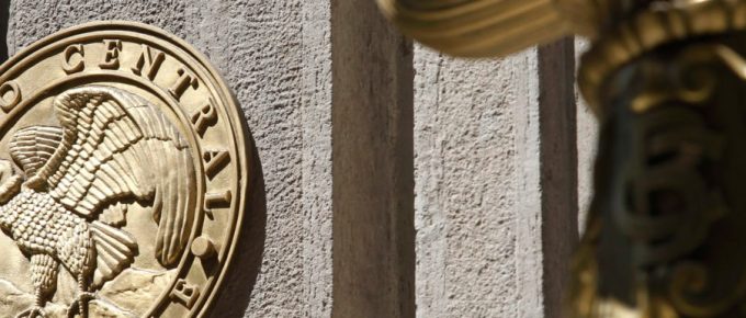 Banco Central baja la tasa de interés en 50 puntos base y suspende la compra de dólares